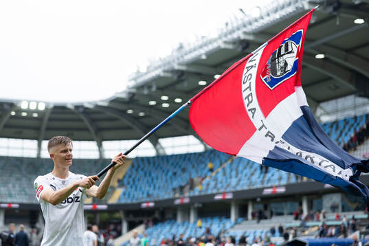 Helsingborgs Adrian Svanbäck jublar och firar framför
