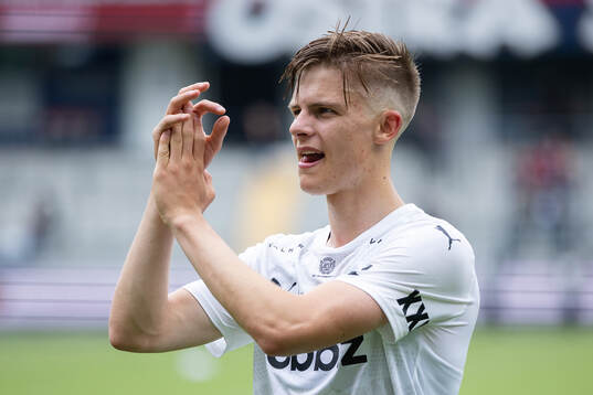 Helsingborgs Adrian Svanbäck jublar och firar framför