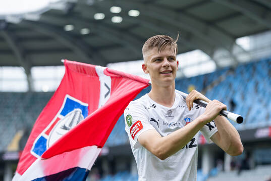 Helsingborgs Adrian Svanbäck jublar och firar framför