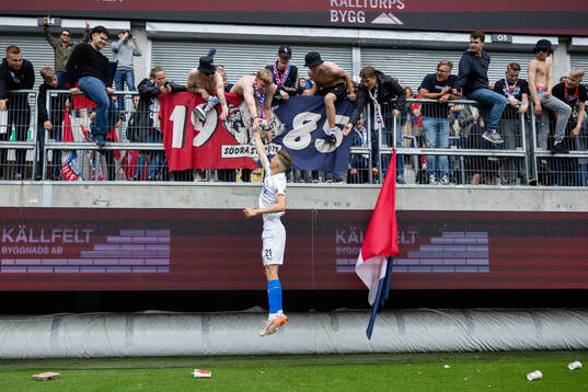 Helsingborgs Adrian Svanbäck jublar och firar med