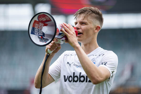Helsingborgs Adrian Svanbäck jublar och firar framför