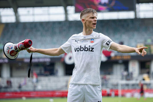 Helsingborgs Adrian Svanbäck jublar och firar framför