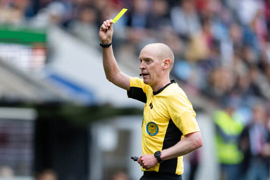 Domare Per Melin varnar en spelare