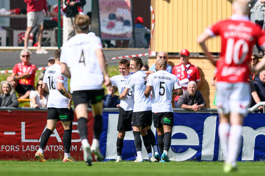 Brommapojkarnas Anton Kurochkin jublar