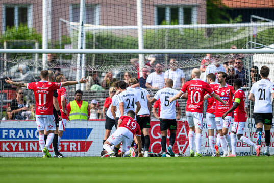 Brommapojkarnas Eric Björkander jublar