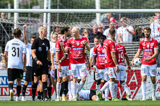 Degerfors Marcus Rafferty i diskussion med Domare Adam