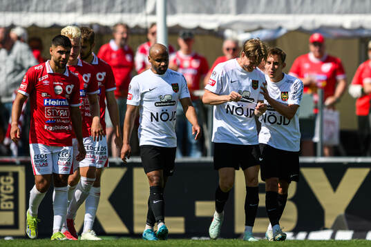 Brommapojkarnas Eric Björkander jublar med lagkamrater