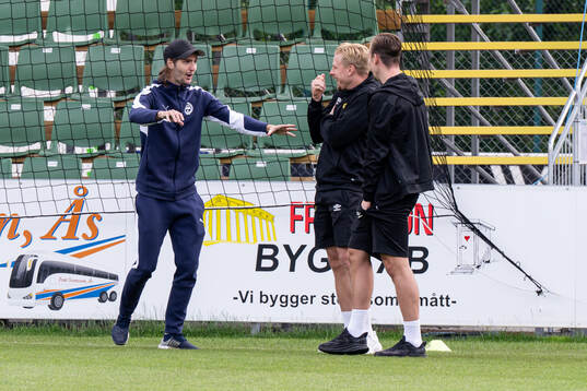 Värnamos Pawel Cibicki i samtal med Elfsborgs Per Frick