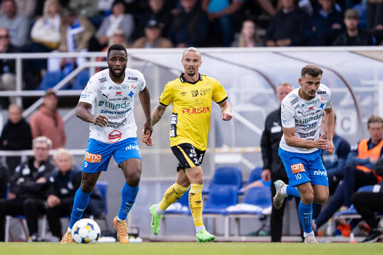 Värnamos Johnbosco Samuel Kalu och Elfsborgs Niklas Hult