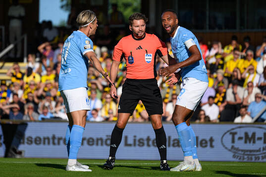 Malmö FFs Jens Stryger Larsen och Isaac Thelin i samtal