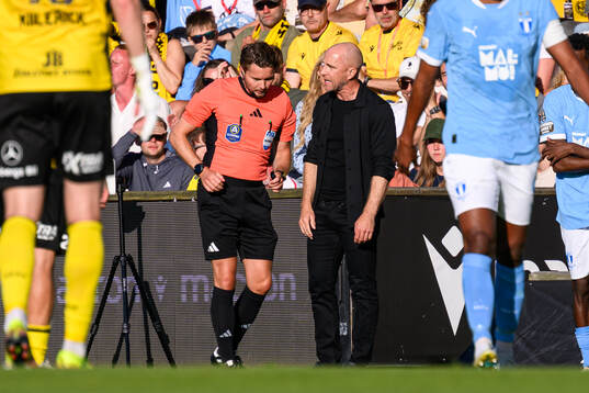 Domare Joakim Östling i samtal med Malmö FFs tränare