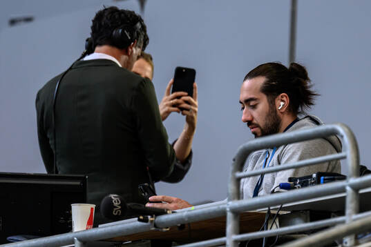 Irma och Mika Zibanejad på läktarplats