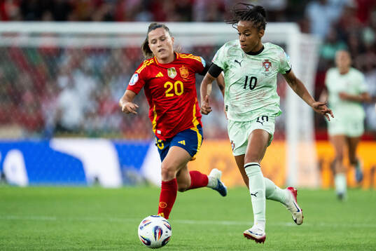 Claudia Pina of Spain and Jessica Da Silva of Portugal