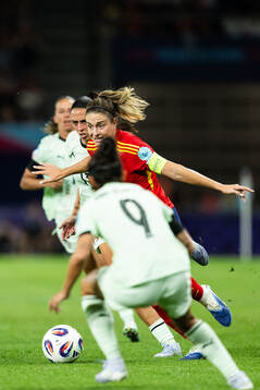Fatima Pinto of Portugal and Alexia Putellas of Spain