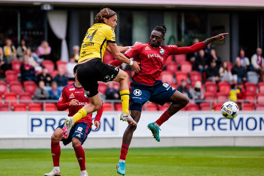 Mjällbys Tom Pettersson och Östers Kingsley Gyamfi