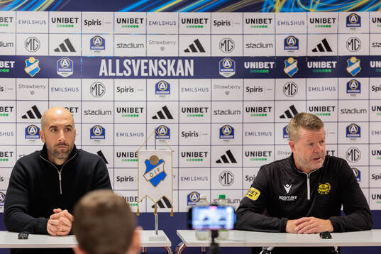 Östers tränare Martin Foyston och Mjällbys tränare