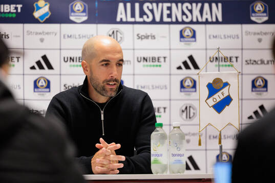 Östers tränare Martin Foyston på presskonferens