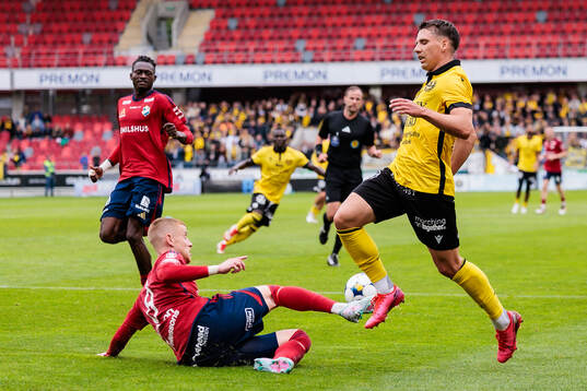 Östers Daniel Ask och Mjällbys Timo Stavitski