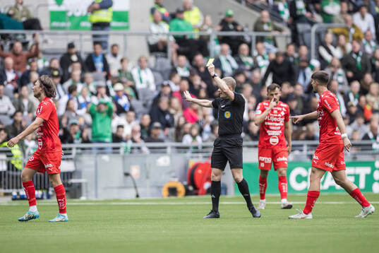 Värnamos Axel Björnström tilldelas en varning av Domare