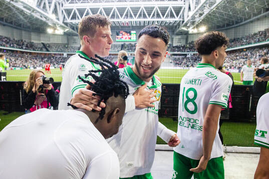 Hammarbys Moise Elohim Victoire Kabore jublar med Frederik