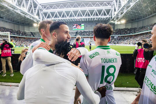 Hammarbys Moise Elohim Victoire Kabore jublar med Frederik