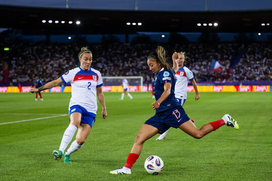 Lucy Bronze of England and Selma Bacha of France