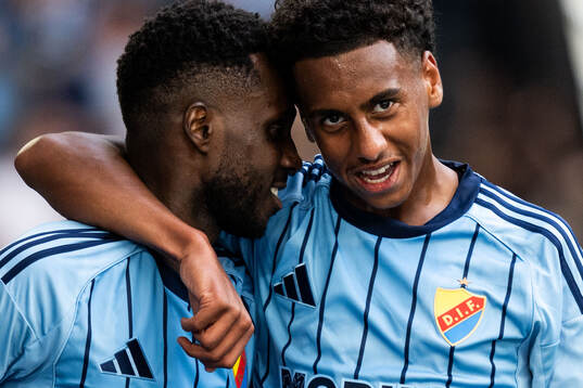 Djurgårdens Tokmac Nguen jublar med Isak Alemayehu Mulugeta