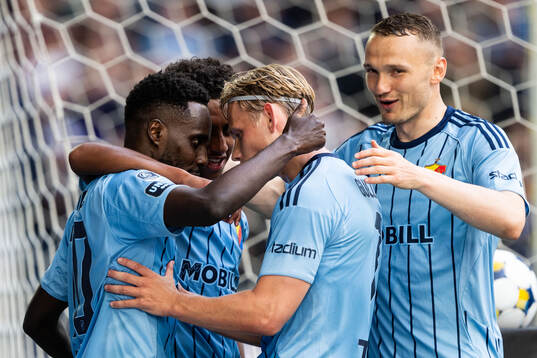 Djurgårdens Tokmac Nguen jublar med Isak Alemayehu