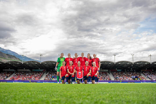 The starting eleven of Norway pose for a team photo