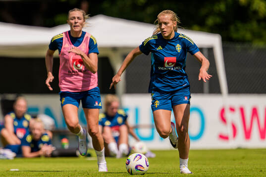 Fridolina Rolfö and Smilla Holmberg of the Swedish women's