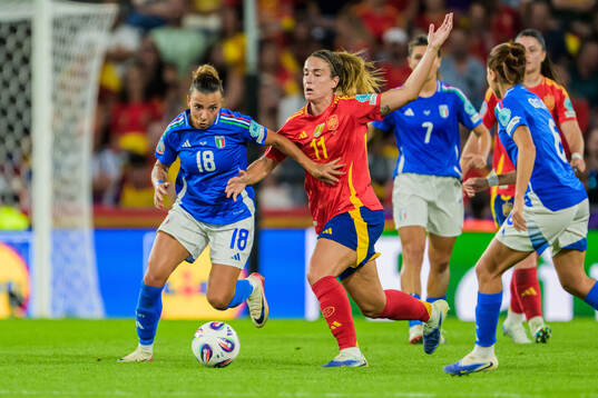 Arianna Caruso of Italy and Alexia Putellas of Spain
