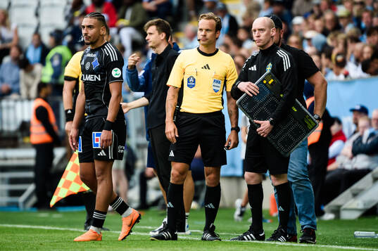 Domare Kristoffer Karlsson och fjärdedomare Per Melin