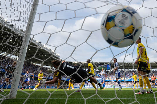 IFK Göteborgs Sebastian Clemmensen skjuter 1-0 i mål