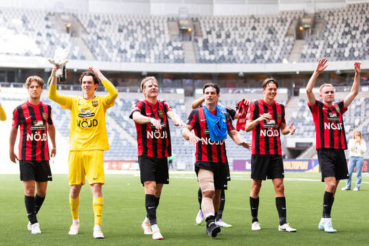 Brommapojkarnas spelare jublar