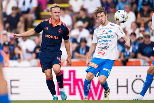Djurgårdens Tobias Gulliksen och Värnamos Carl Johansson