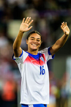 Jessica Carter of England celebrates