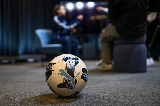 En fotboll när Malmö FF presenterar Miljana Ivanovic som