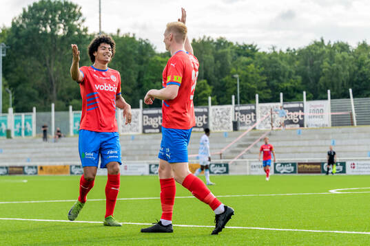 Helsingborgs Milan Silva Rasmussen jublar och Oscar Aga