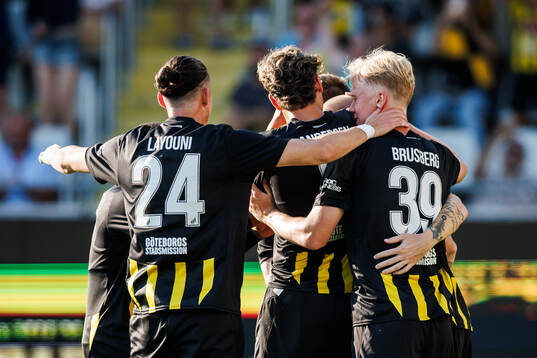 Simon Gustafson of Häcken celebrate with team mates