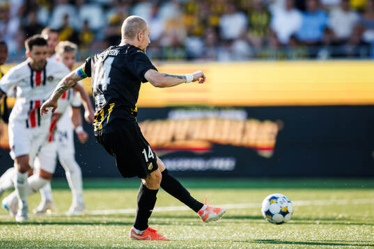 Simon Gustafson of Häcken scores the 1-o goal from the