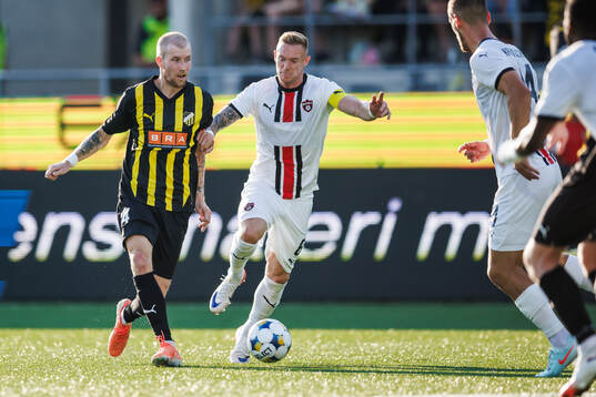 Simon Gustafson of Häcken and Roman Prochazka of Spartak