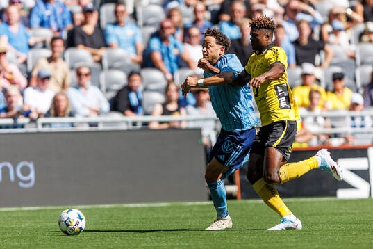 Djurgårdens Mikael Anderson och Elfsborgs Terry Yegbe