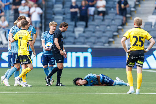 Domare Joakim Östling och Djurgårdens Matias Siltanen och