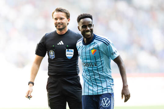 Domare Joakim Östling och Djurgårdens Tokmac Nguen