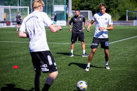 Örebros Melvin Bajrovic värmer upp innan fotbollsmatchen