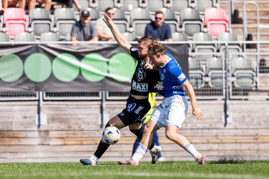 Örebros Dino Salihovic och Umeå FCs Joel Hedström