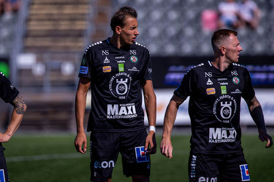 Örebros Melvin Bajrovic innan fotbollsmatchen i Superettan