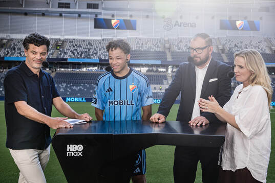 Djurgårdens Mikael Anderson med HBO Max Tommy Åström,