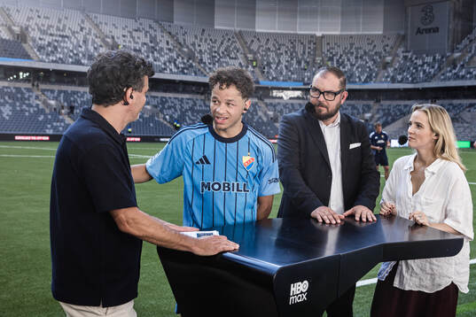 Djurgårdens Mikael Anderson med HBO Max Tommy Åström,