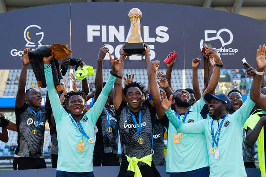 Sporting Supreme spelare jublar med pokalen